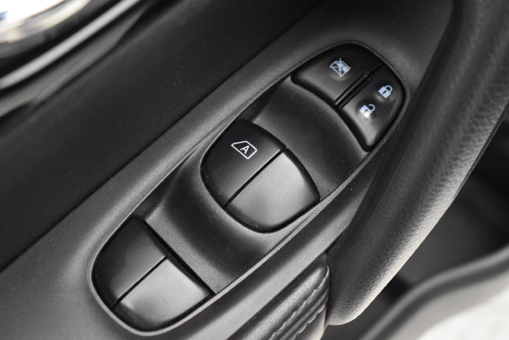 Used 2020 Nissan Rogue Sport SV AWD/4WD image 12