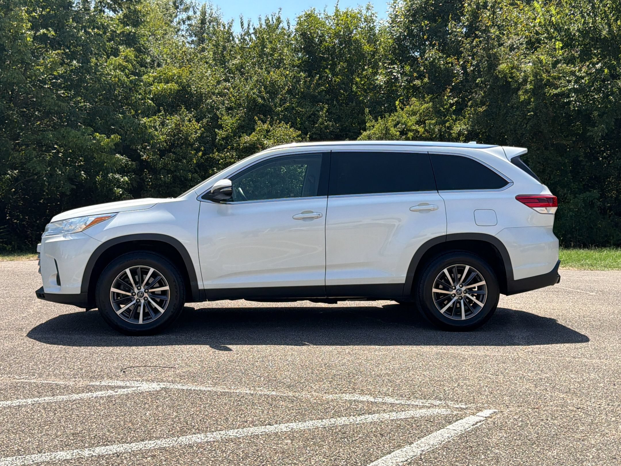 Used 2019 Toyota Highlander XLE FWD image 2