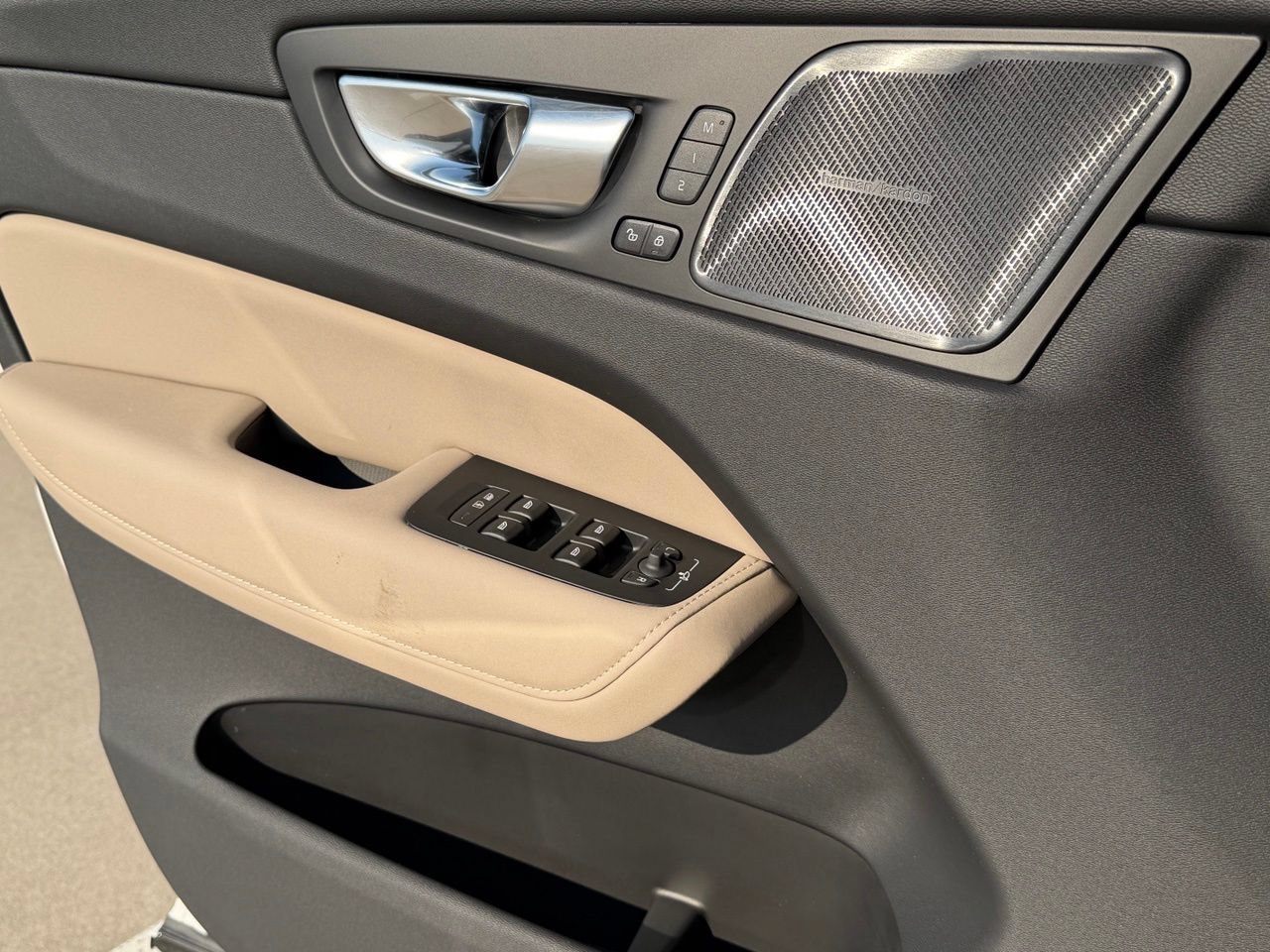 New 2027 Volvo XC60 B5 Plus AWD/4WD image 13
