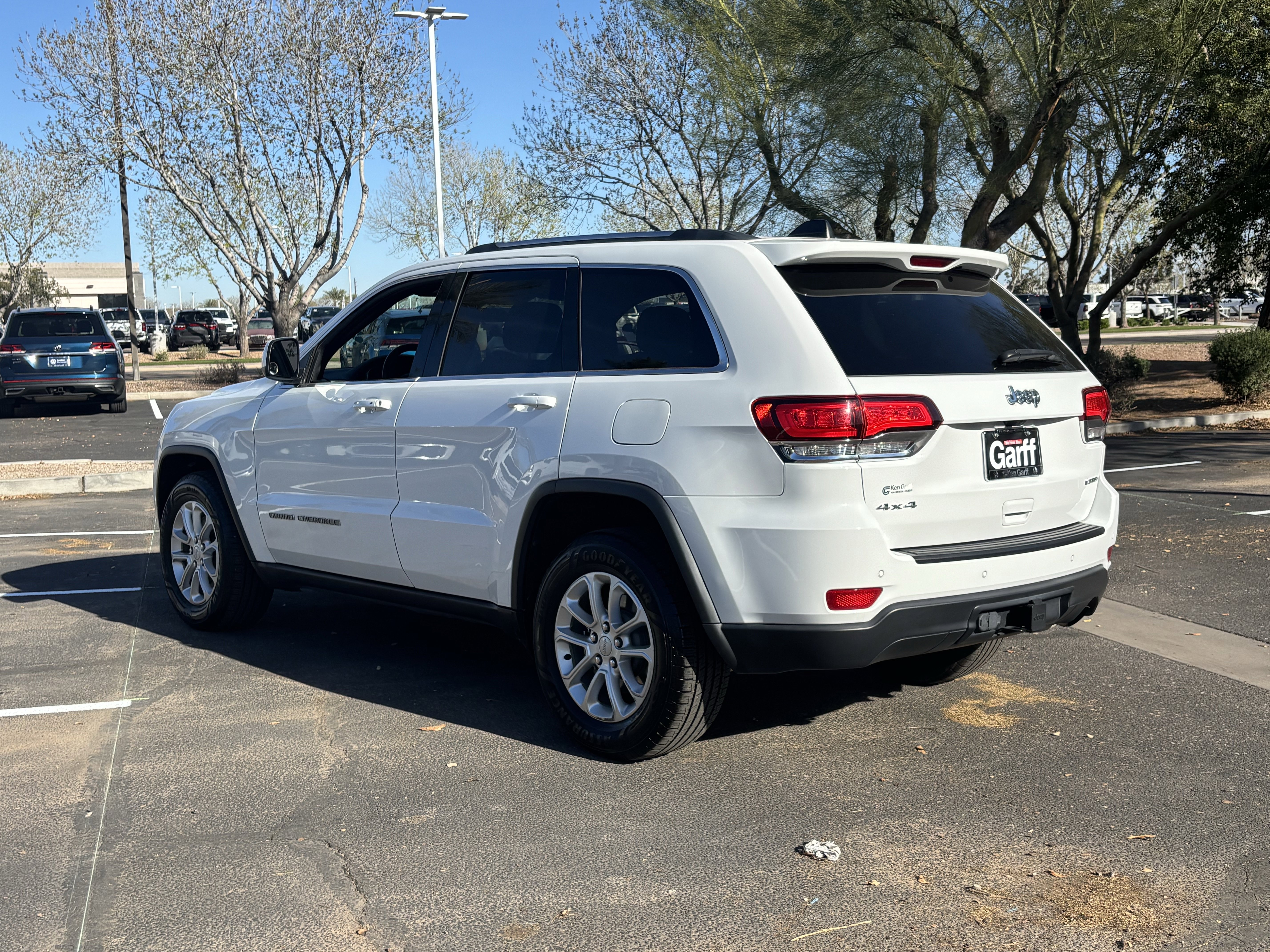 Used 2021 Jeep Grand Cherokee Laredo image 3