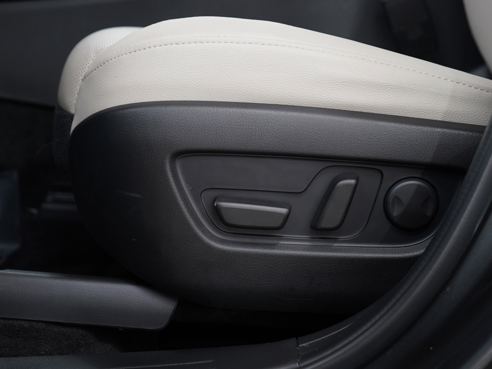 Certified 2025 MAZDA CX-90 Plug-In Hybrid w/Premium Sport image 24