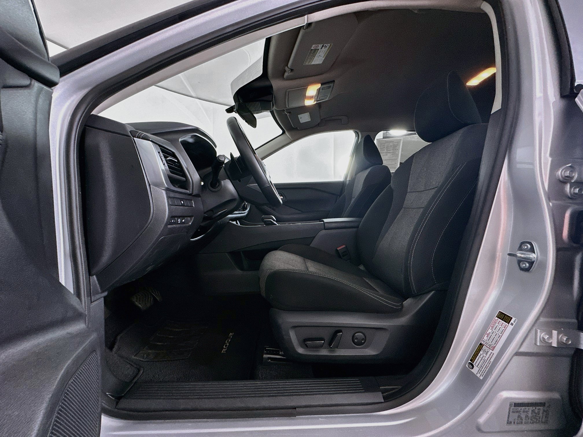 Used 2025 Nissan Rogue SV FWD image 13