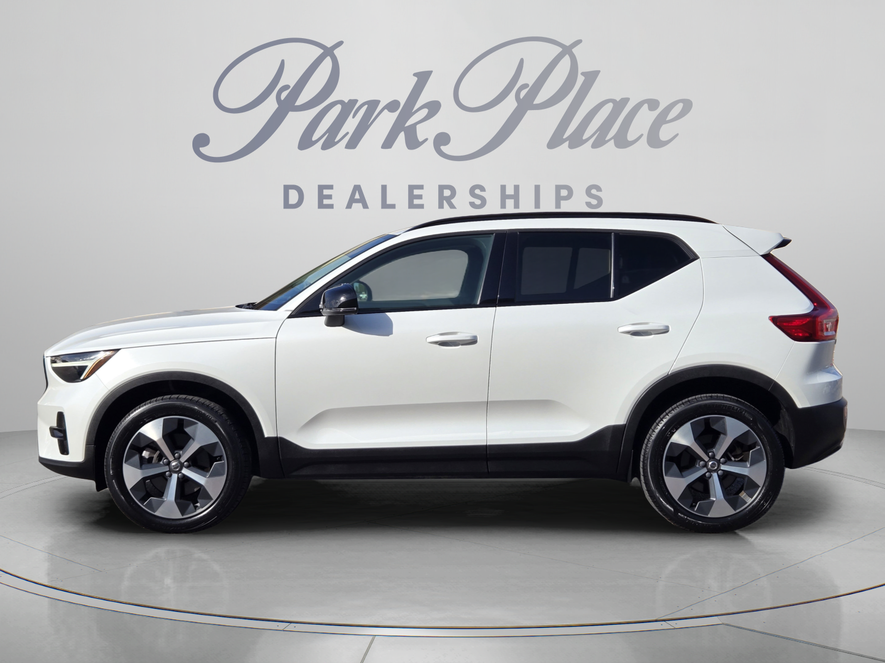 Used 2023 Volvo XC40 B4 Plus w/ Protection Package Premier FWD image 2