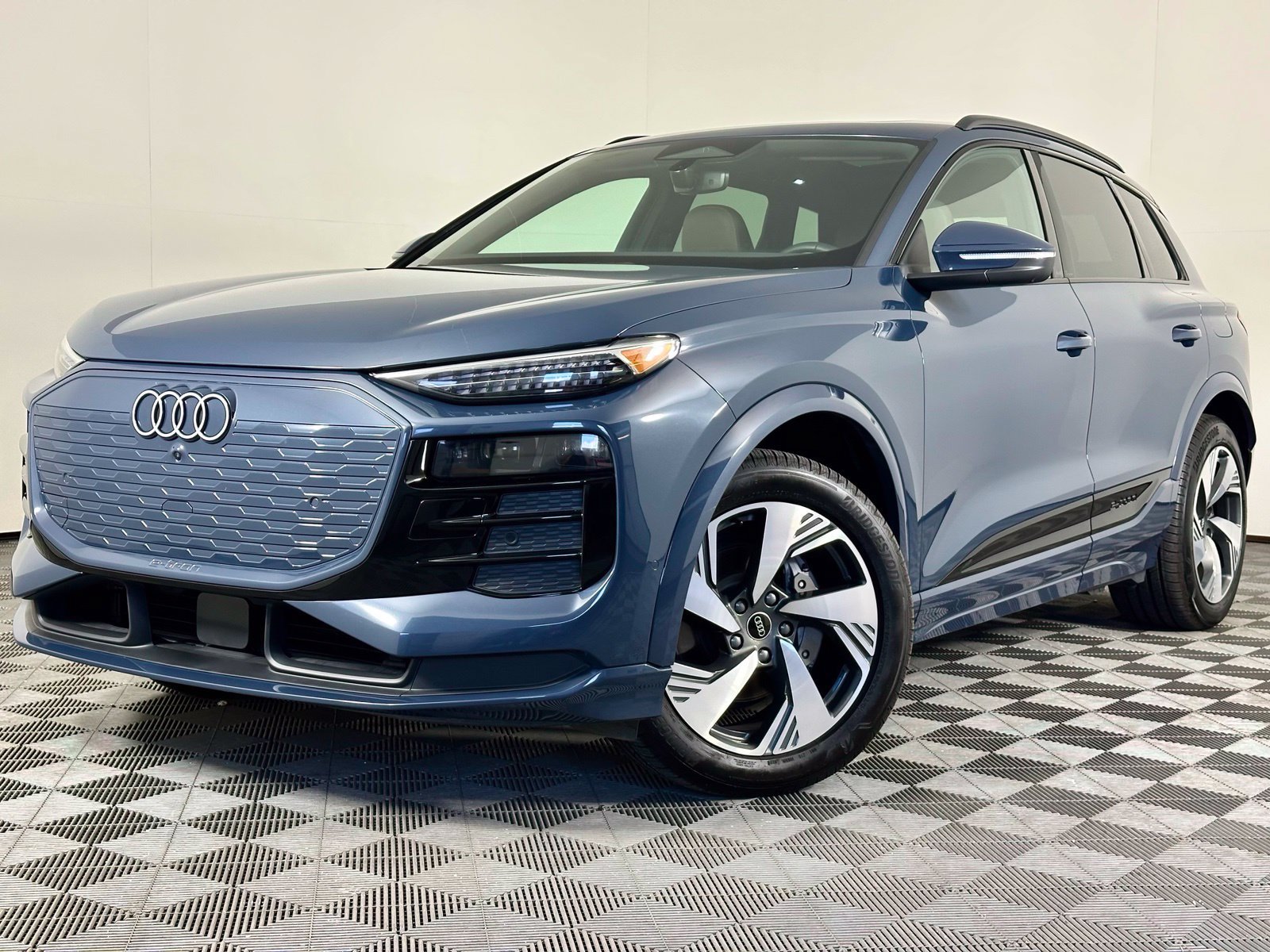 Used 2025 Audi Q6 e-tron Premium Plus w/ Premium Plus AWD/4WD image 36