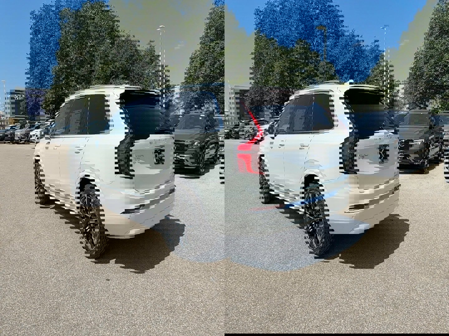 Used 2025 Volvo XC90 B6 Core w/ Climate Package image 4