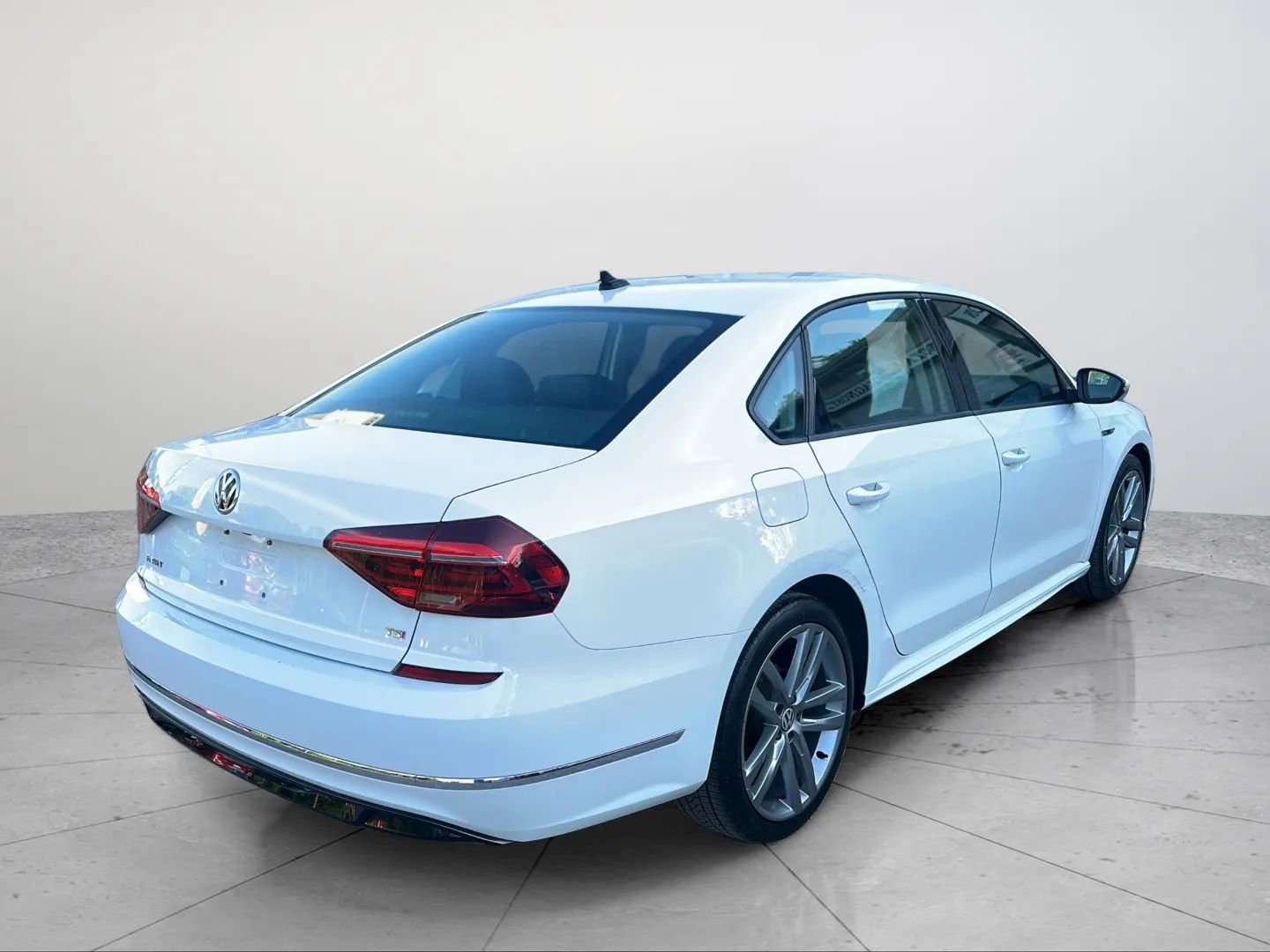 Used 2018 Volkswagen Passat 2.0T R-Line w/ R-Line Lighting Package FWD image 13