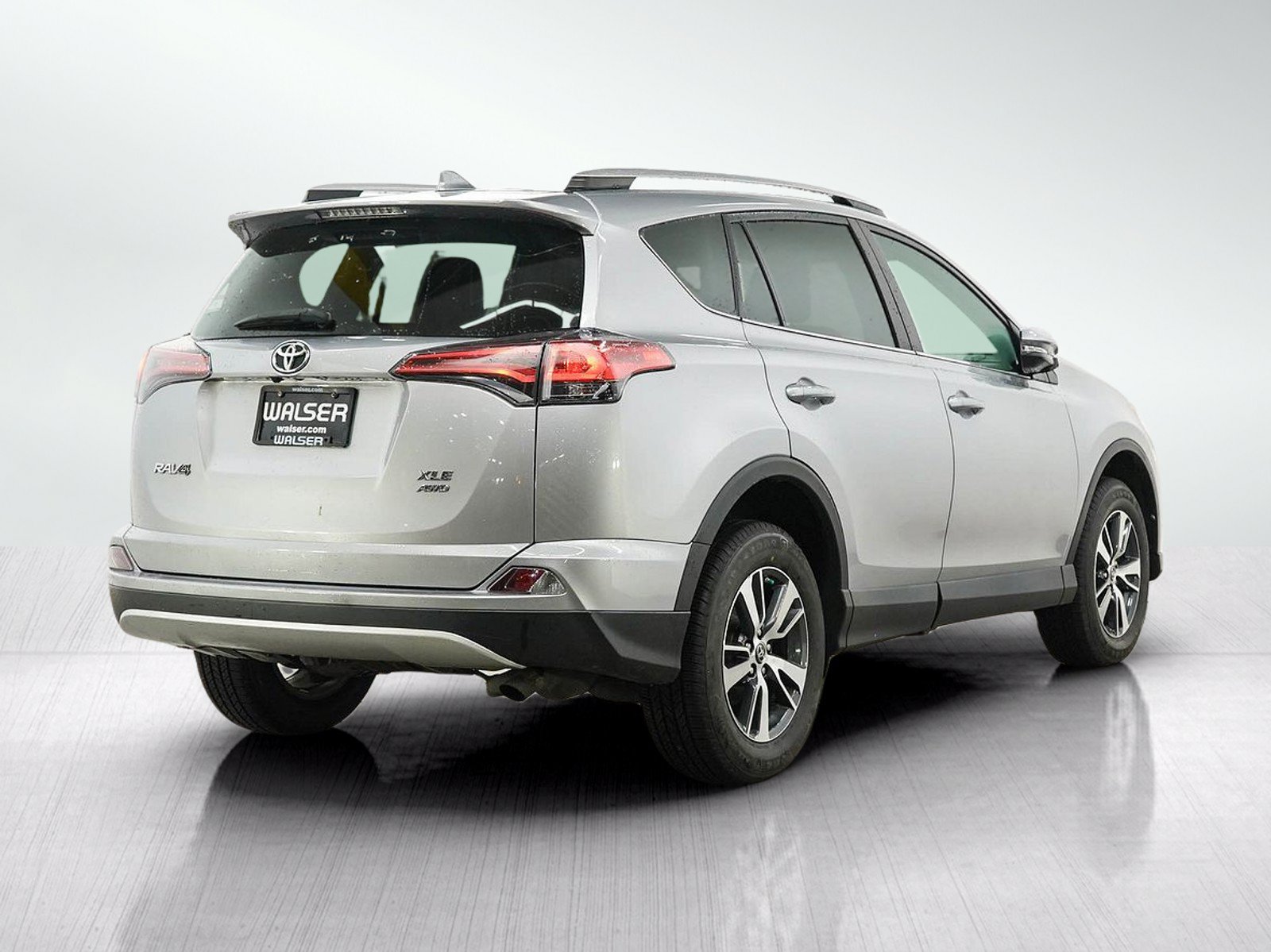 Used 2016 Toyota RAV4 XLE AWD/4WD image 5