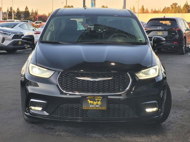 Used 2024 Chrysler Pacifica Select image 2