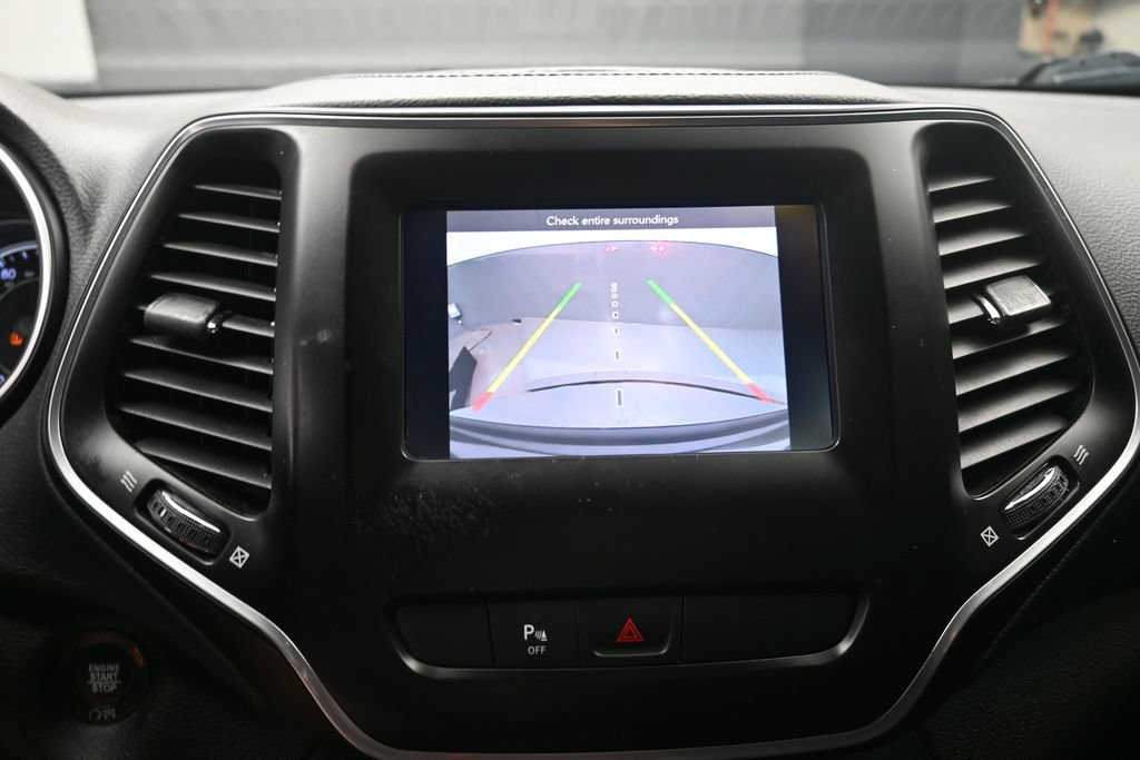 Used 2019 Jeep Cherokee Latitude Plus w/ Comfort/Convenience Group FWD image 12