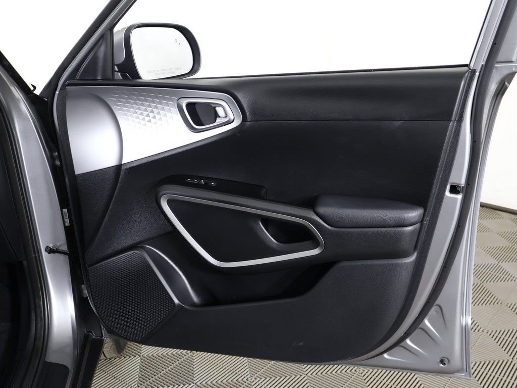 Used 2025 Kia Soul LX w/ LX Technology Package FWD image 22