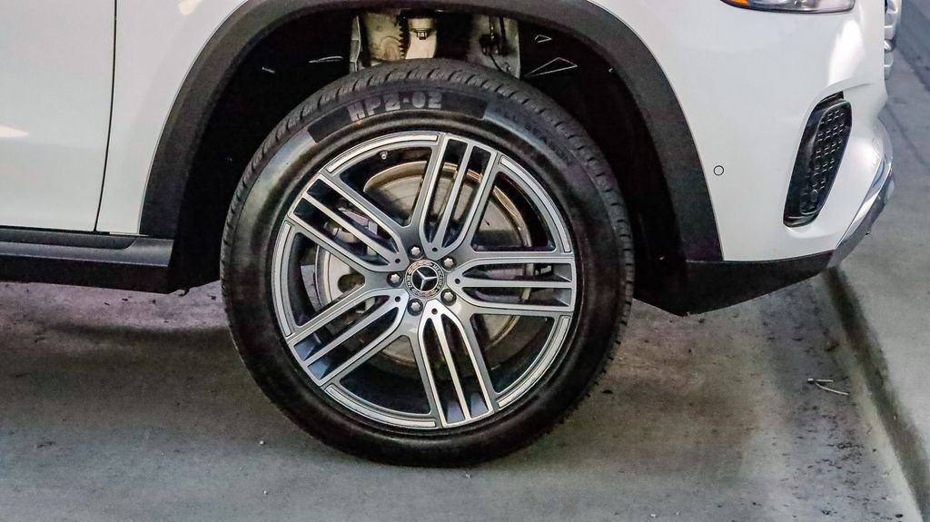 Used 2024 Mercedes-Benz GLS 450 4MATIC image 10