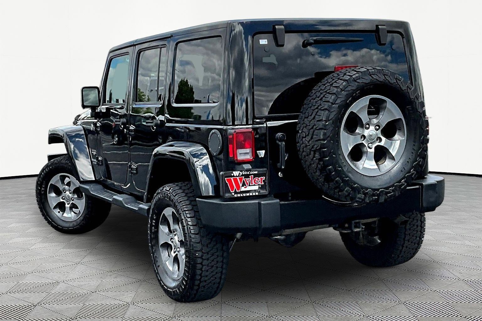 Used 2017 Jeep Wrangler Unlimited Sahara w/ Connectivity Group AWD/4WD image 4
