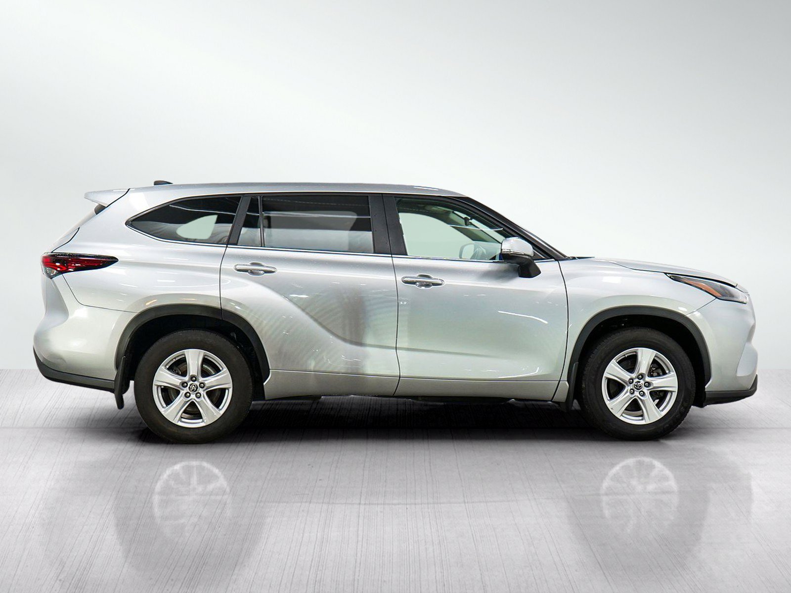 Used 2024 Toyota Highlander LE AWD/4WD image 6