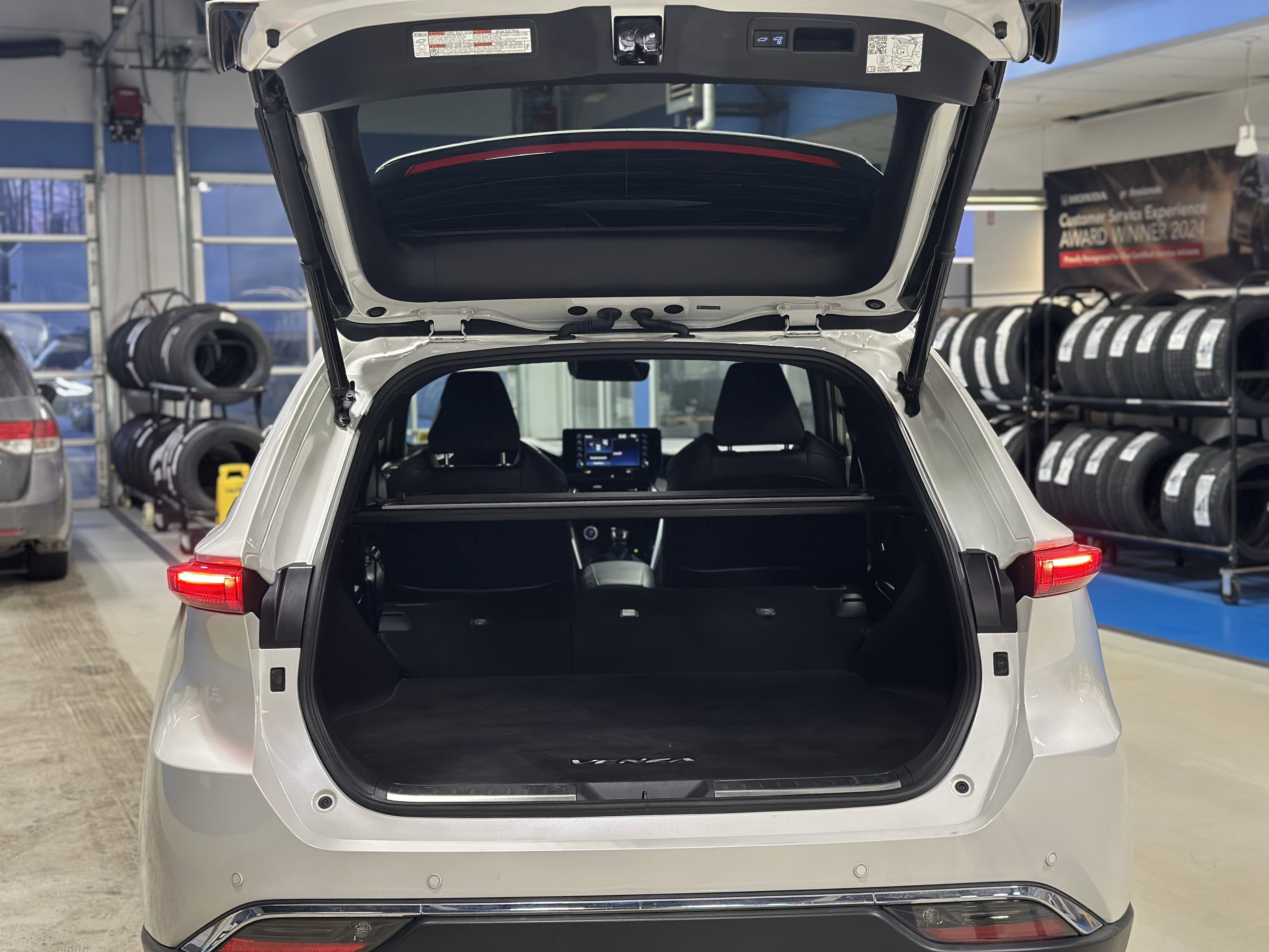 Used 2021 Toyota Venza XLE w/ Carpet Mat Package (TMS) image 6