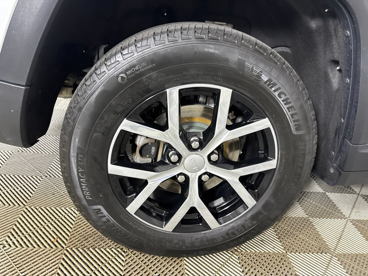 Used 2023 Jeep Grand Cherokee Limited AWD/4WD image 34