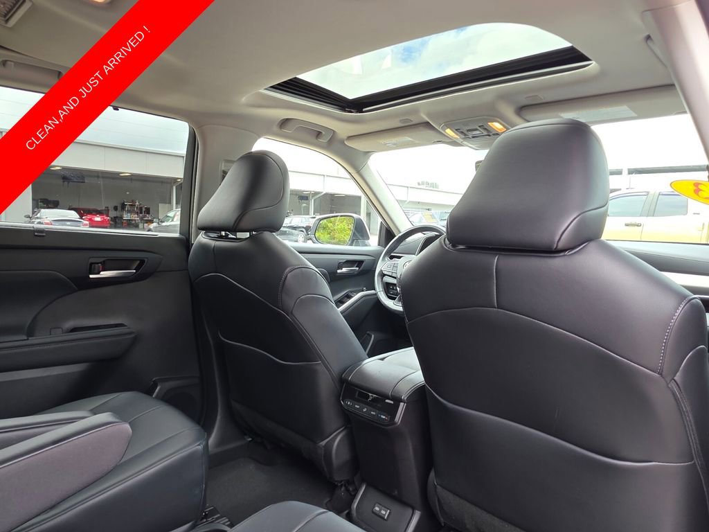Used 2023 Toyota Highlander XLE image 16