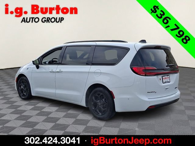 Used 2025 Chrysler Pacifica Premium image 4