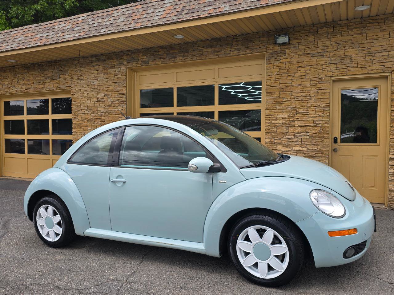 Used 2010 Volkswagen Beetle Final Edition FWD image 10