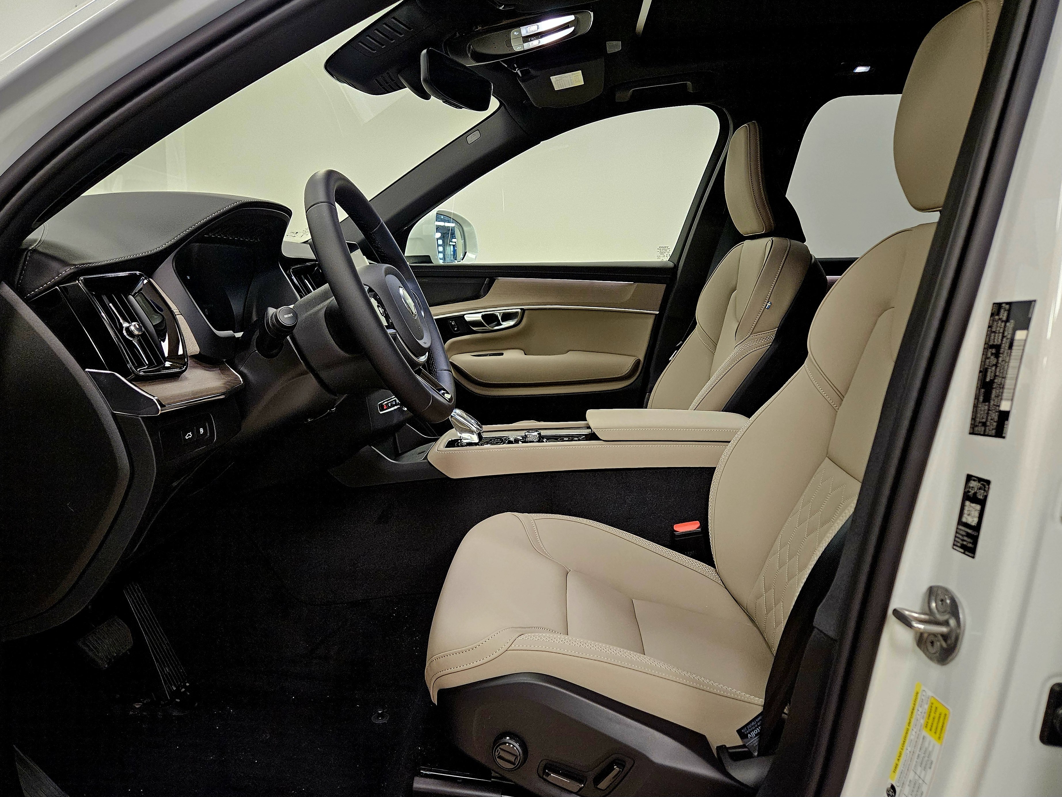 New 2026 Volvo XC90 T8 Plus w/ Protection Package Premier AWD/4WD image 10