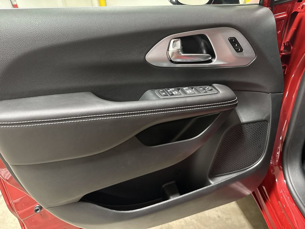 New 2026 Chrysler Pacifica Limited AWD/4WD image 22