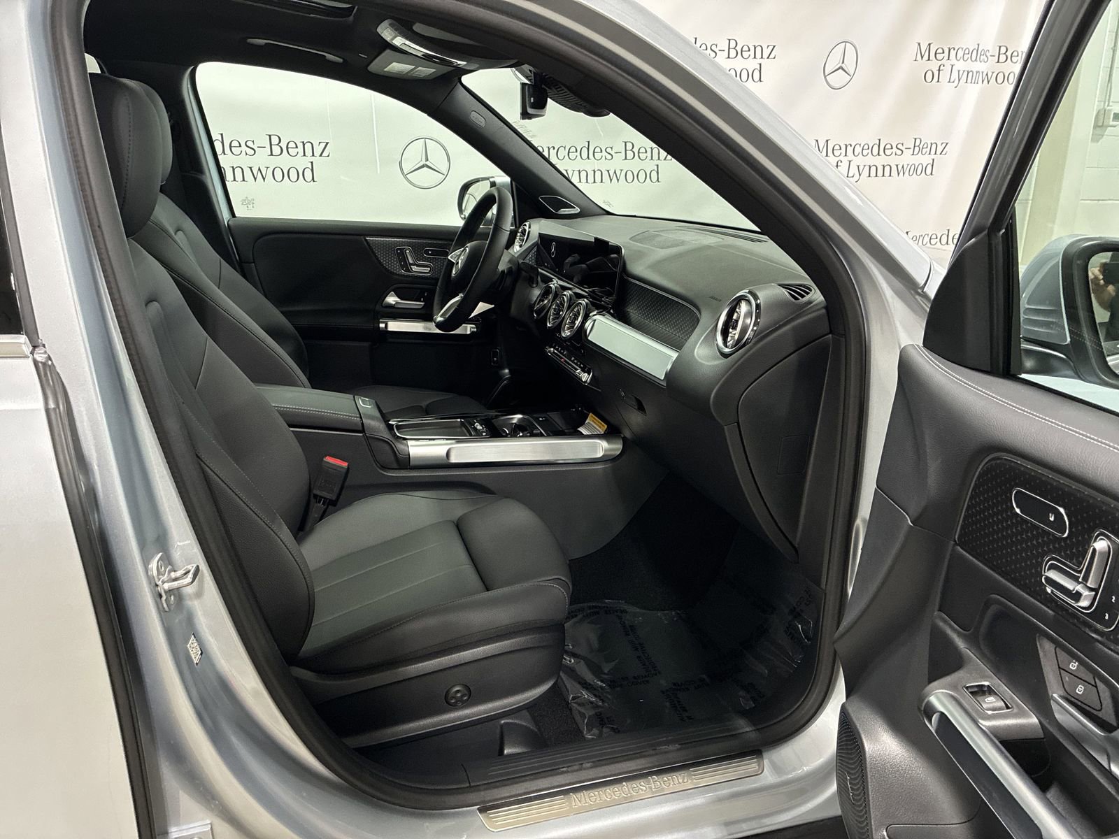 New 2025 Mercedes-Benz GLB 250 4MATIC image 11