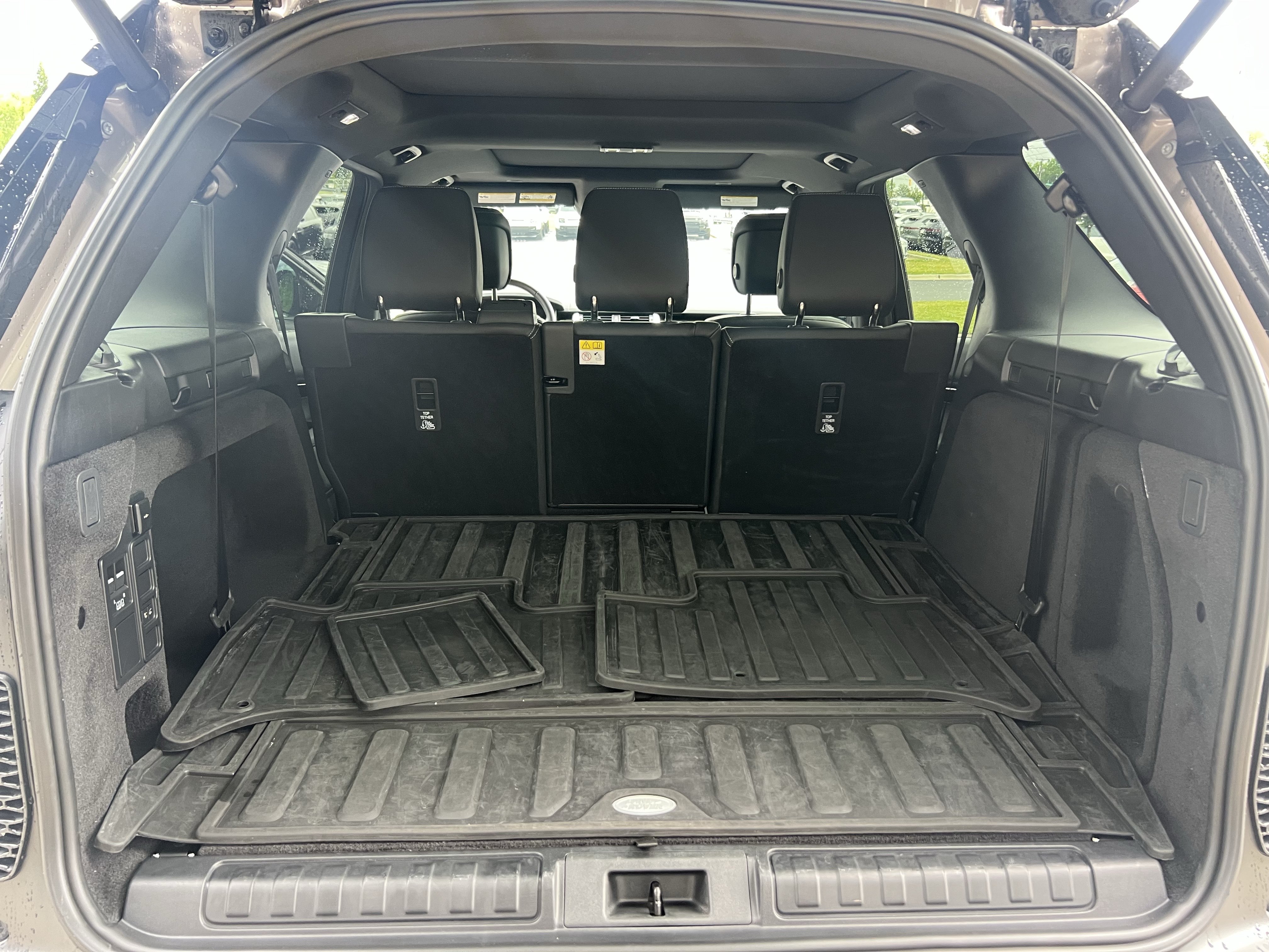Certified 2025 Land Rover Discovery S AWD/4WD image 36