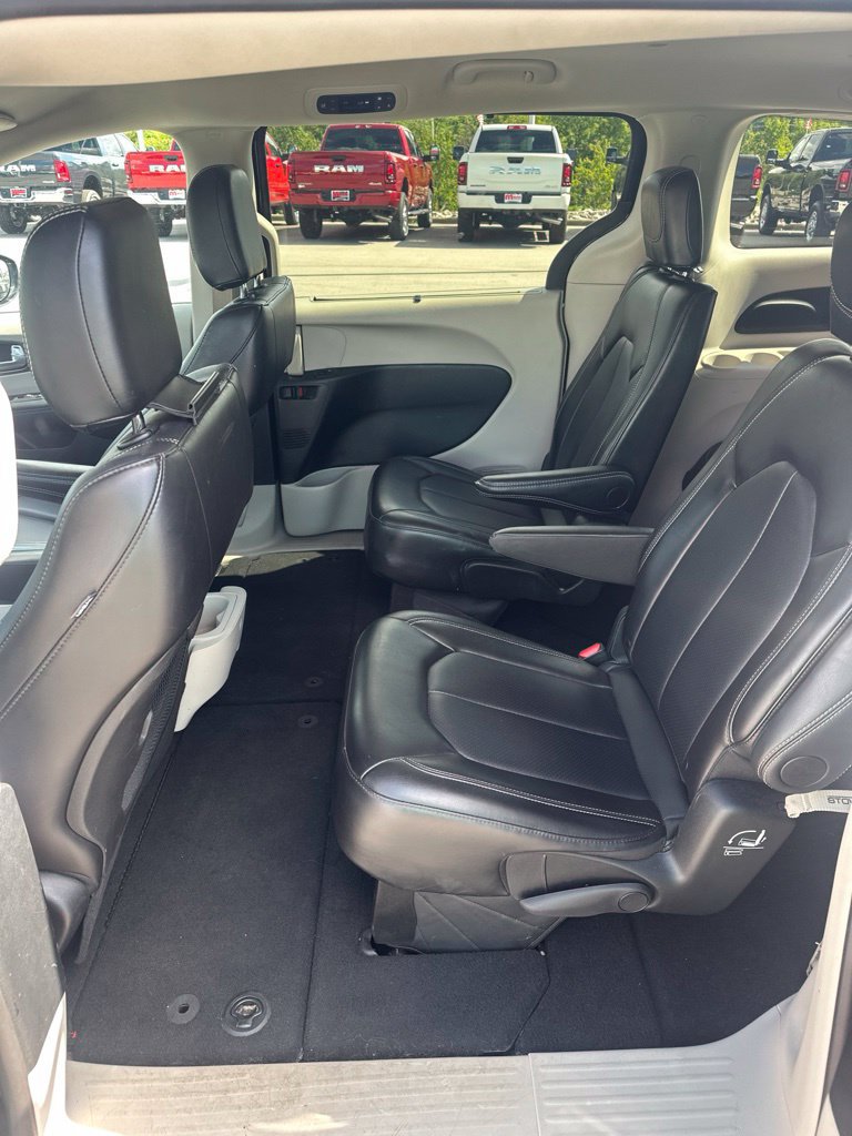 Used 2024 Chrysler Pacifica Touring-L FWD image 9