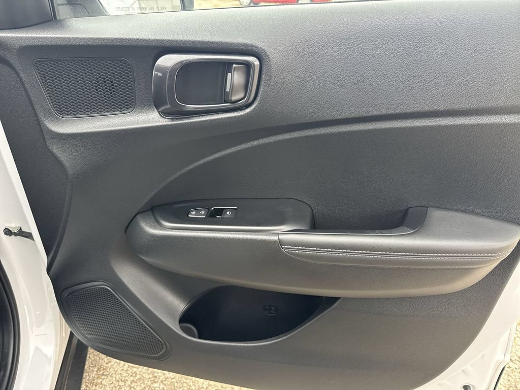 Used 2024 Hyundai Venue Limited FWD image 32