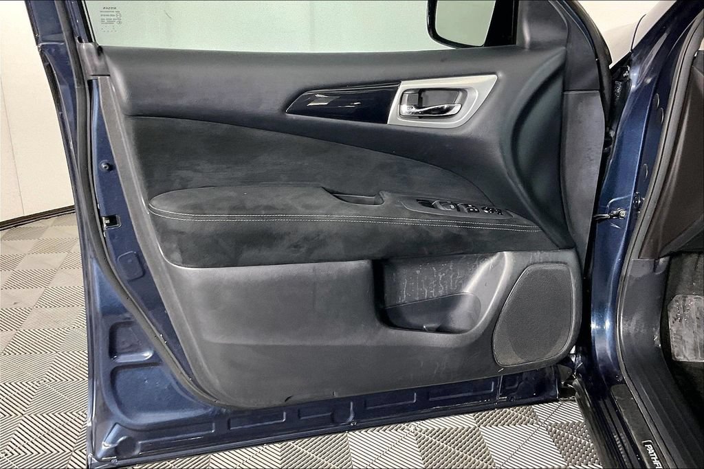 Used 2015 Nissan Pathfinder SV w/ Cargo Package FWD image 21