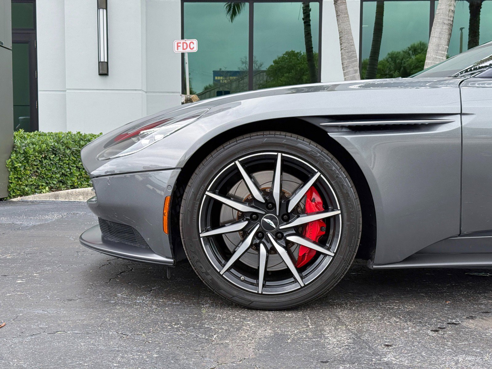 Used 2020 Aston Martin DB11 Volante RWD image 16