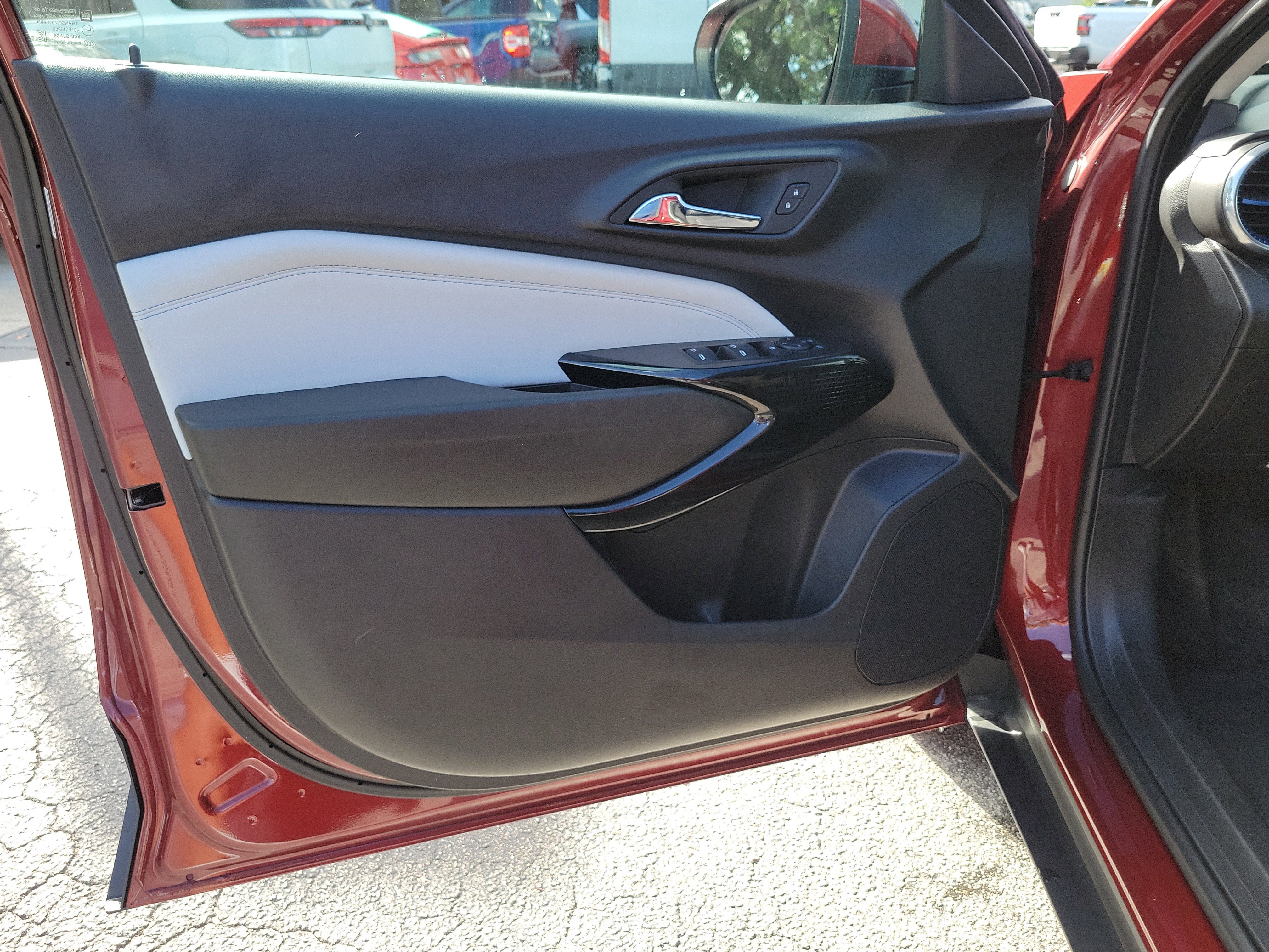 Used 2025 Chevrolet Trax LT FWD image 17