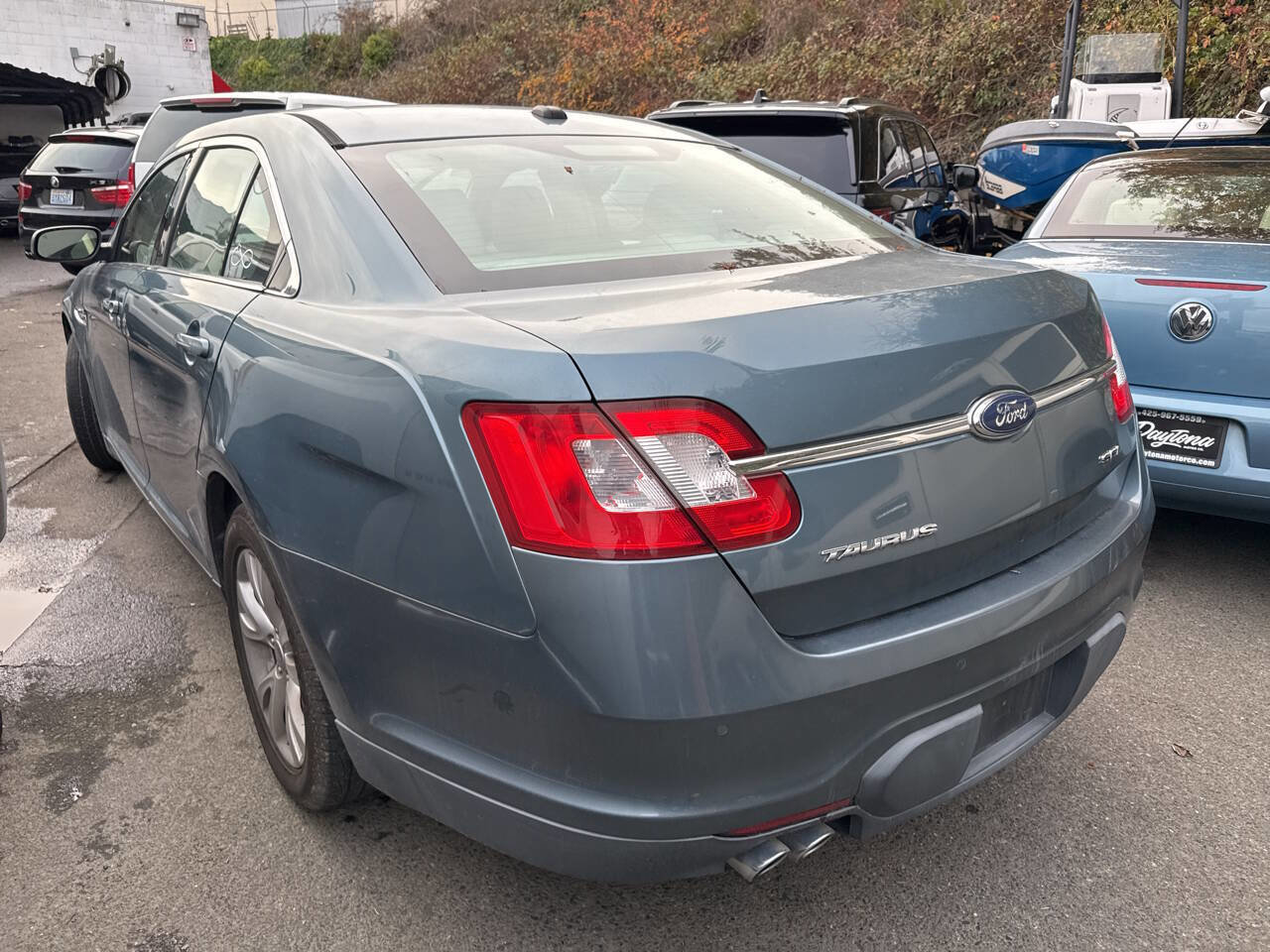 Used 2010 Ford Taurus SEL image 2