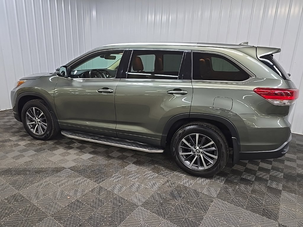 Used 2017 Toyota Highlander XLE AWD/4WD image 4
