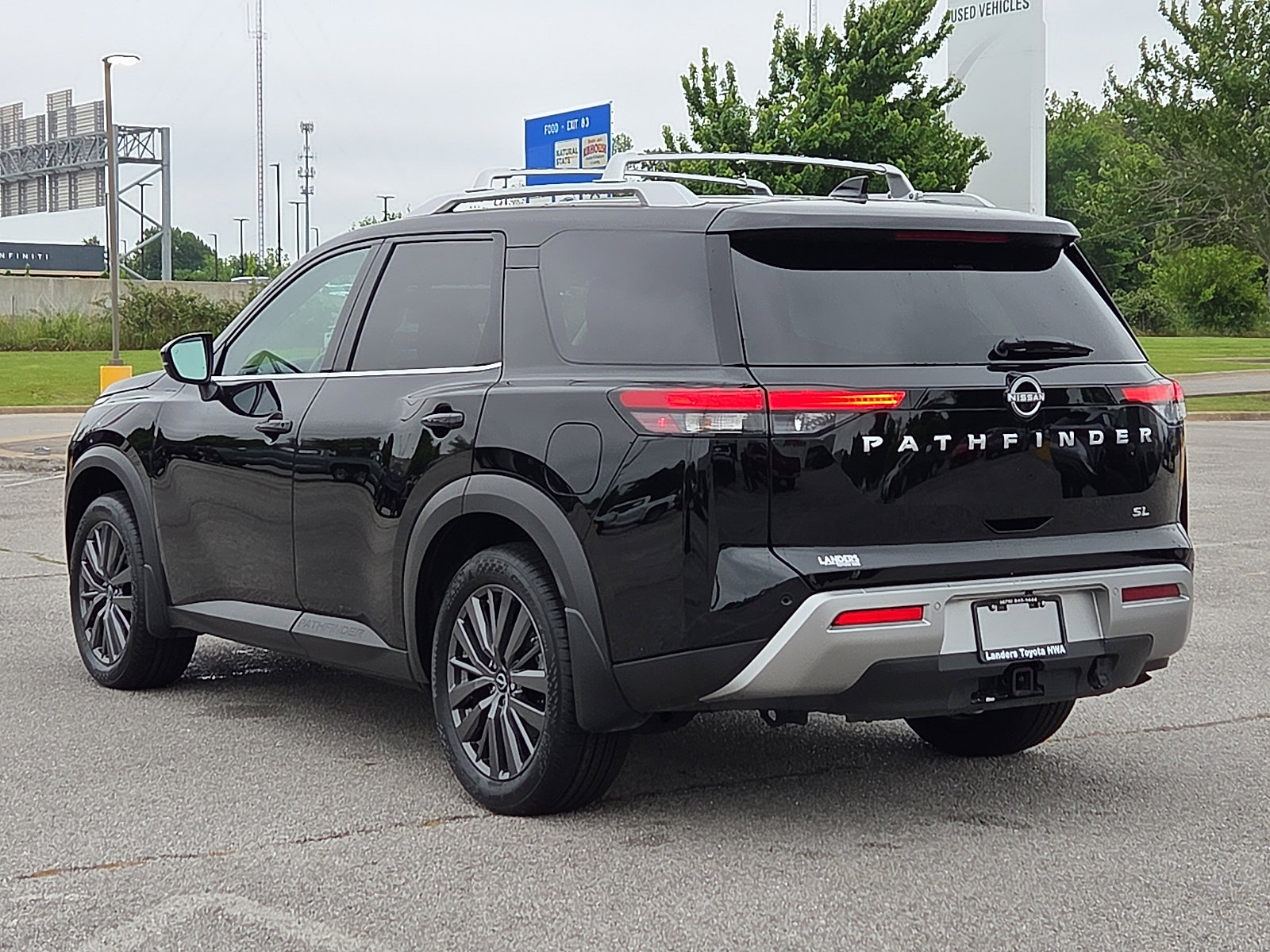 Used 2025 Nissan Pathfinder SL w/ SL Premium Package FWD image 4