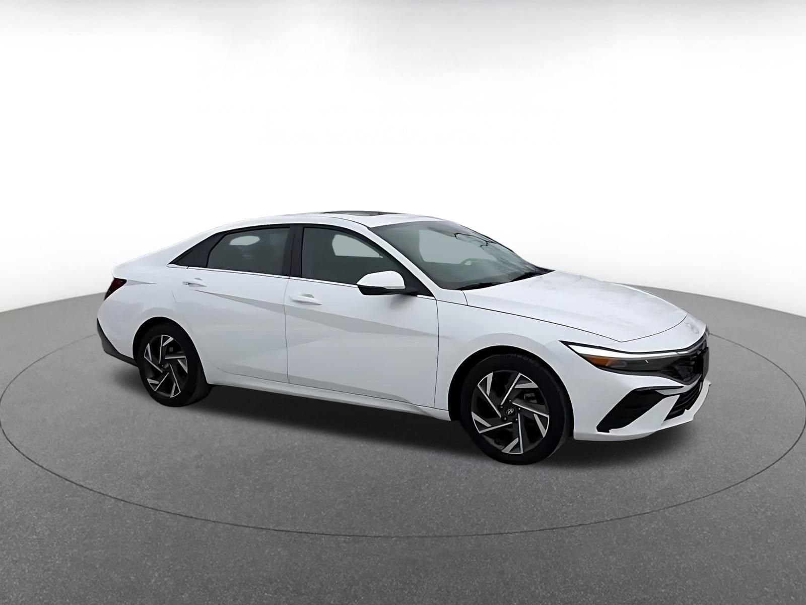 Used 2025 Hyundai Elantra Limited image 2