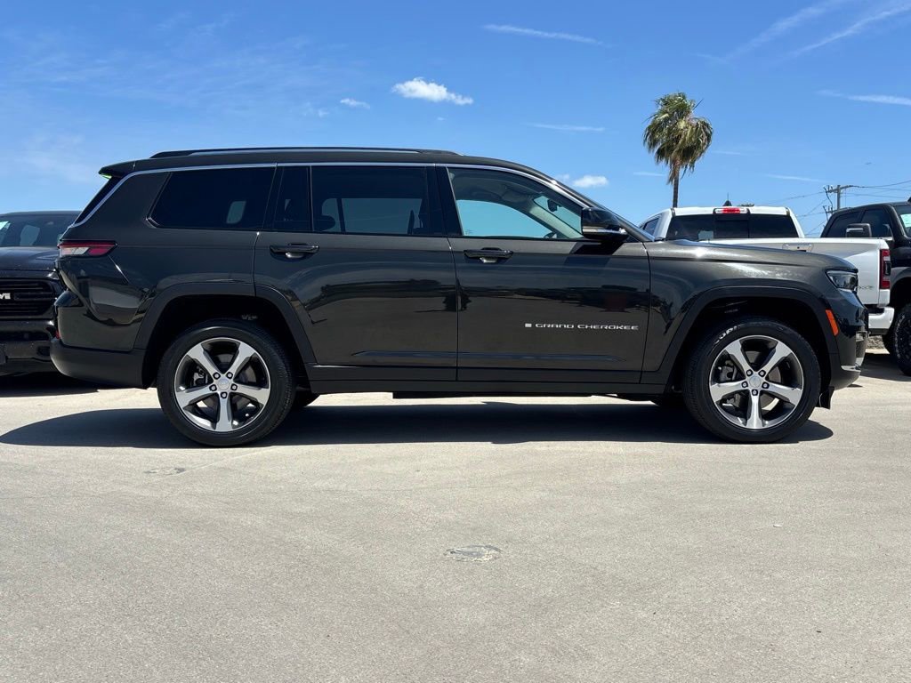 Used 2023 Jeep Grand Cherokee L Limited w/ Luxury Tech Group II AWD/4WD image 3