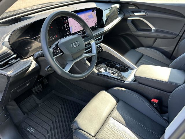 Used 2025 Audi Q5 Premium Plus w/ Premium Plus AWD/4WD image 2
