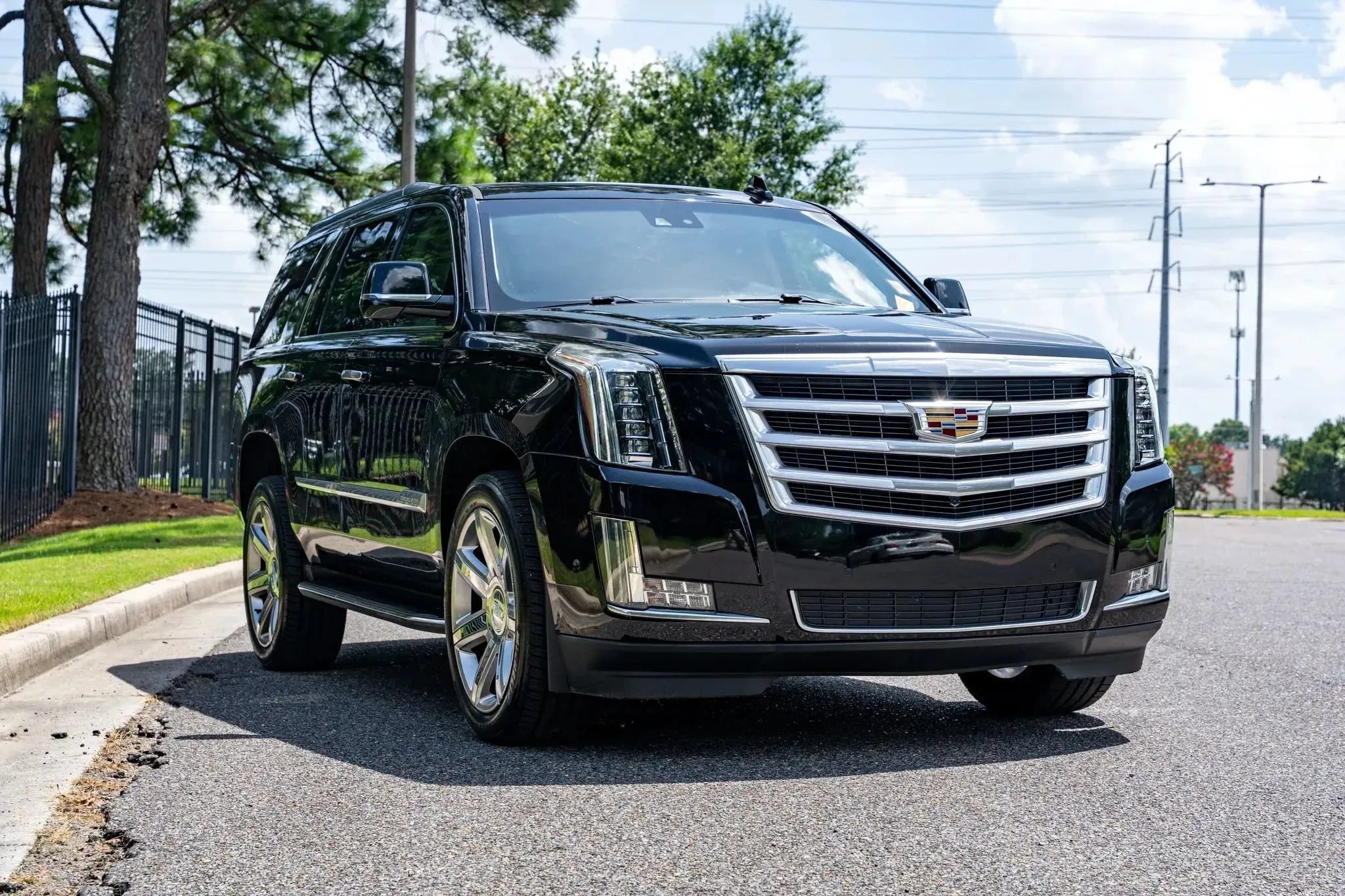 Used 2020 Cadillac Escalade Luxury RWD image 3