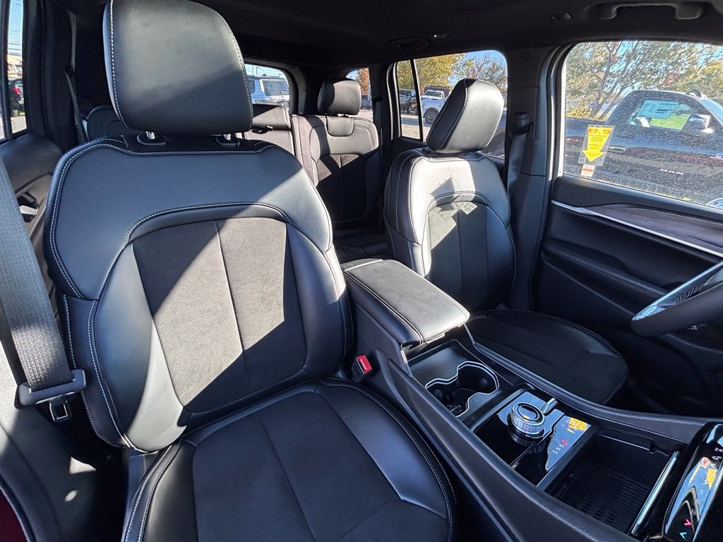 Used 2026 Jeep Grand Cherokee Altitude AWD/4WD image 41