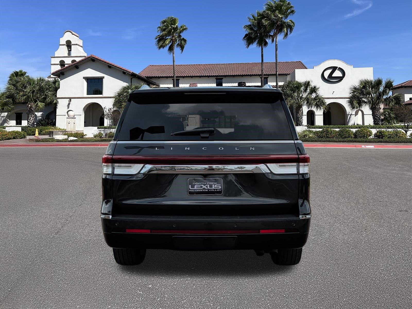Used 2023 Lincoln Navigator Reserve AWD/4WD image 3