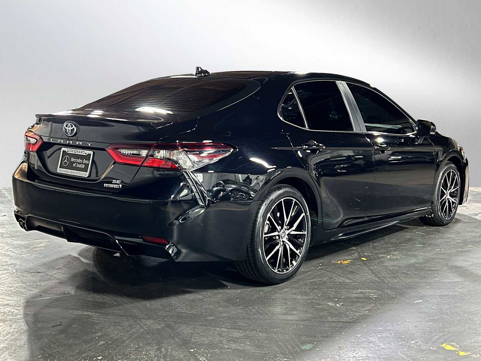 Used 2024 Toyota Camry SE FWD image 3