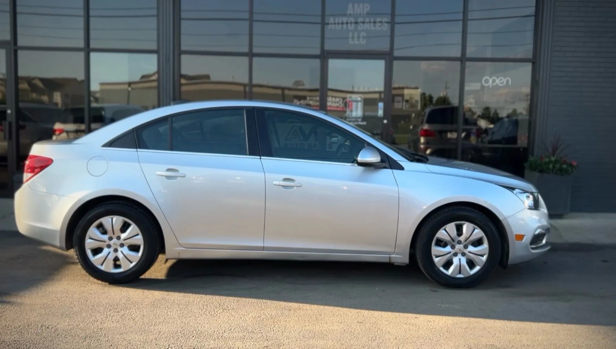 Used 2015 Chevrolet Cruze LT image 2