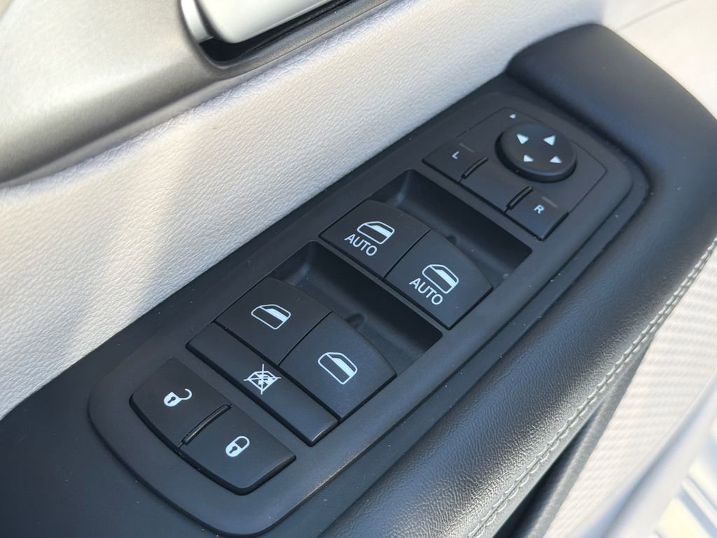 Used 2024 Chrysler Pacifica Touring-L image 25