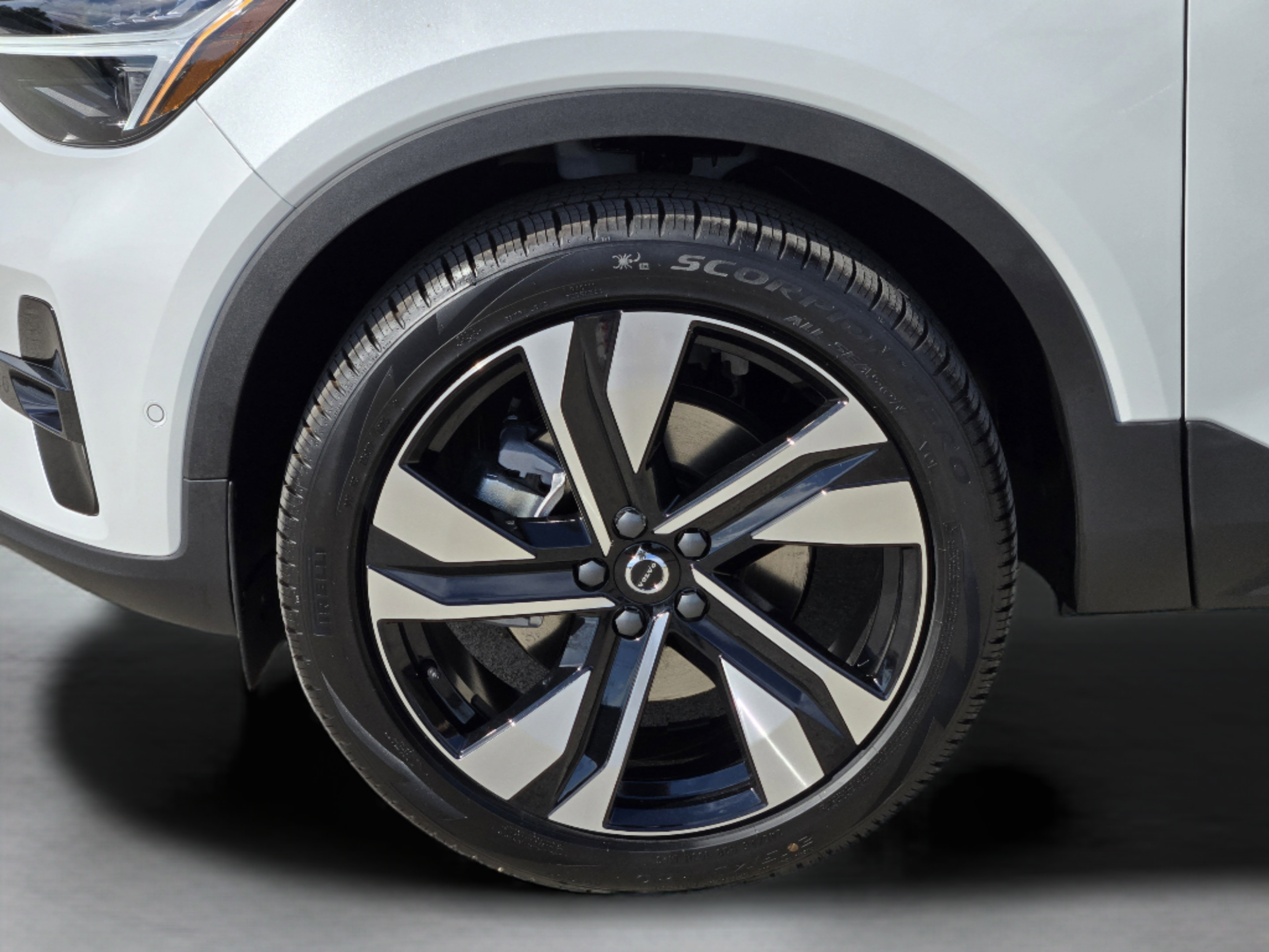 Used 2026 Volvo XC40 B5 Plus w/ Protection Package Premier AWD/4WD image 32
