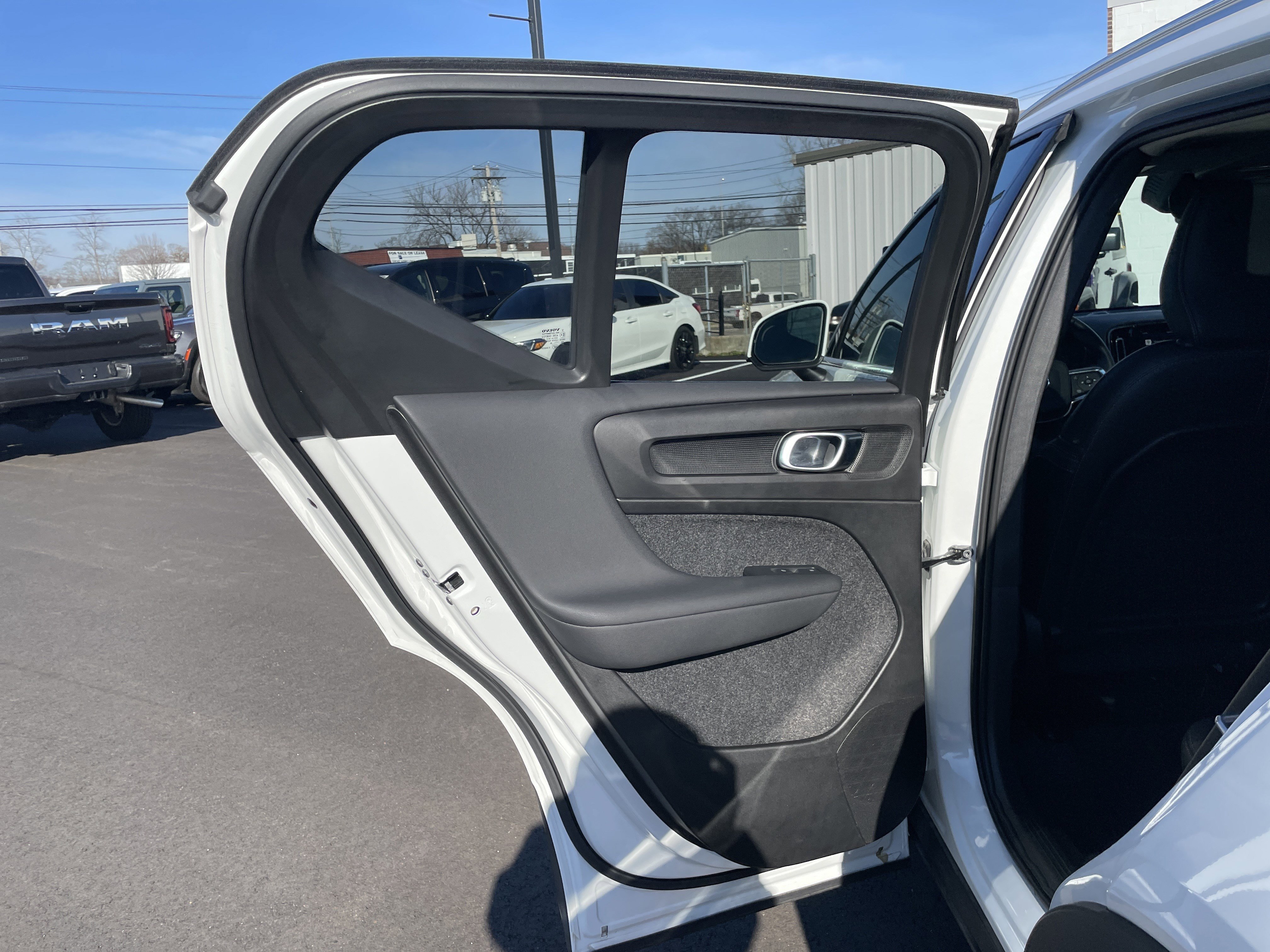 Used 2025 Volvo XC40 B5 Core image 31