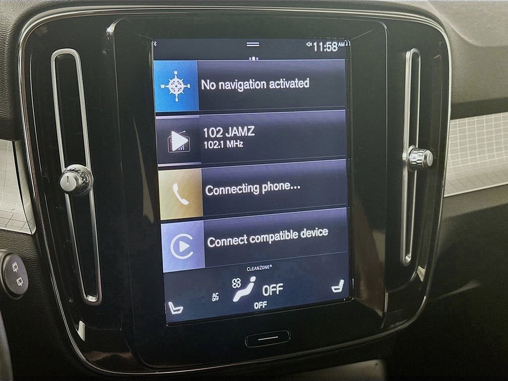 Used 2022 Volvo XC40 T4 Momentum image 19