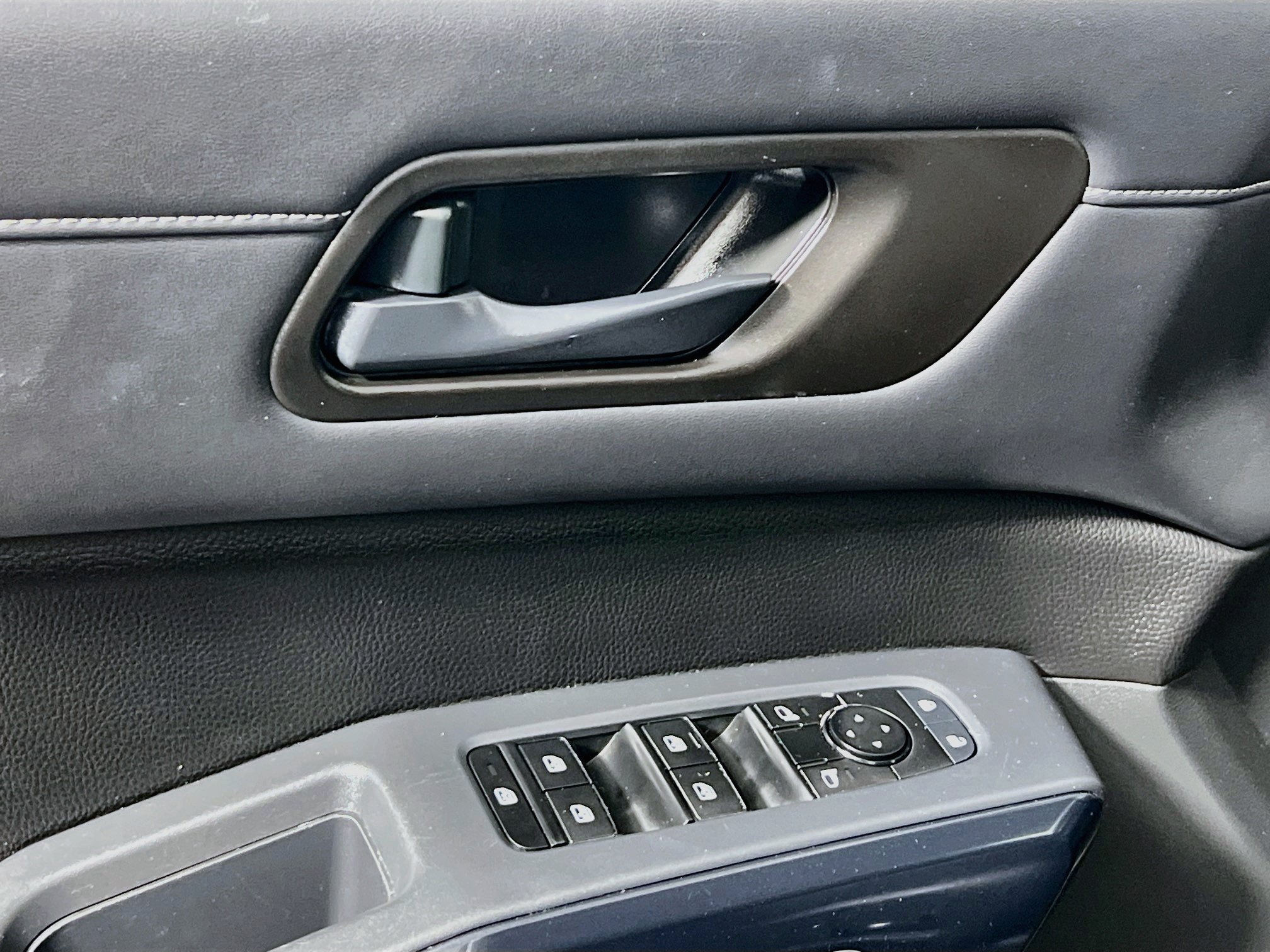 Used 2024 Nissan Pathfinder SV FWD image 16