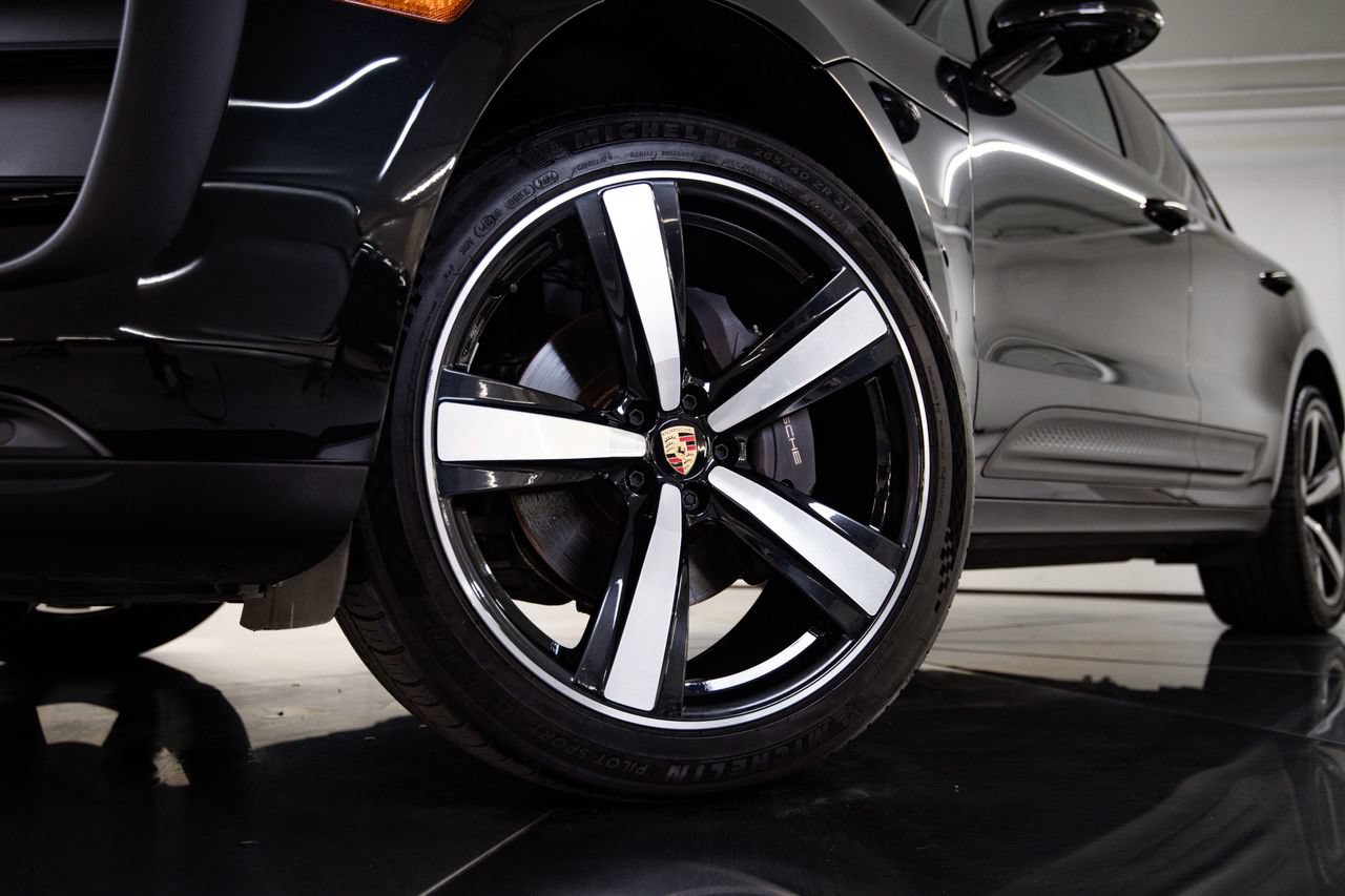 Certified 2023 Porsche Macan AWD/4WD image 12