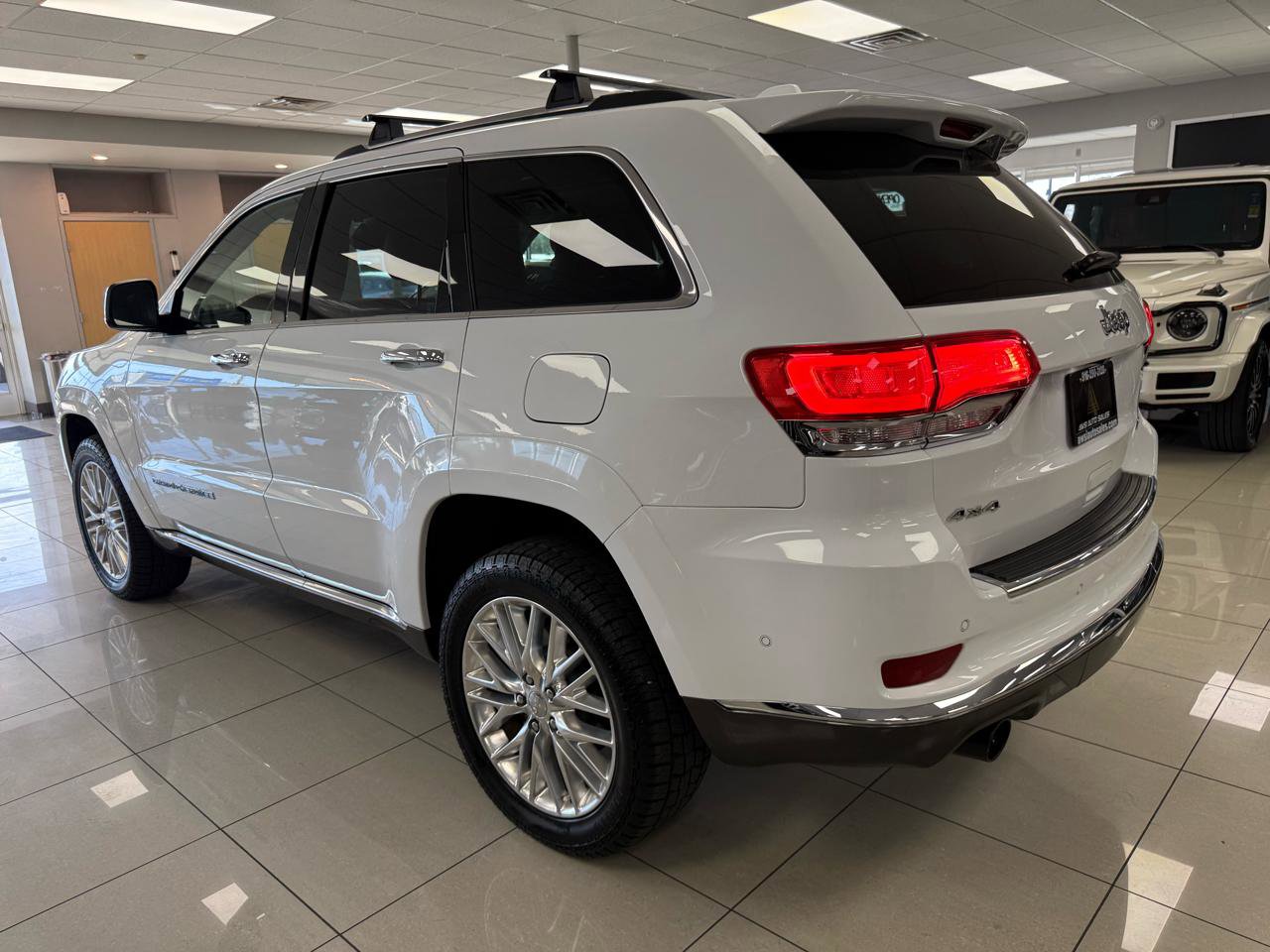 Used 2017 Jeep Grand Cherokee Summit image 2