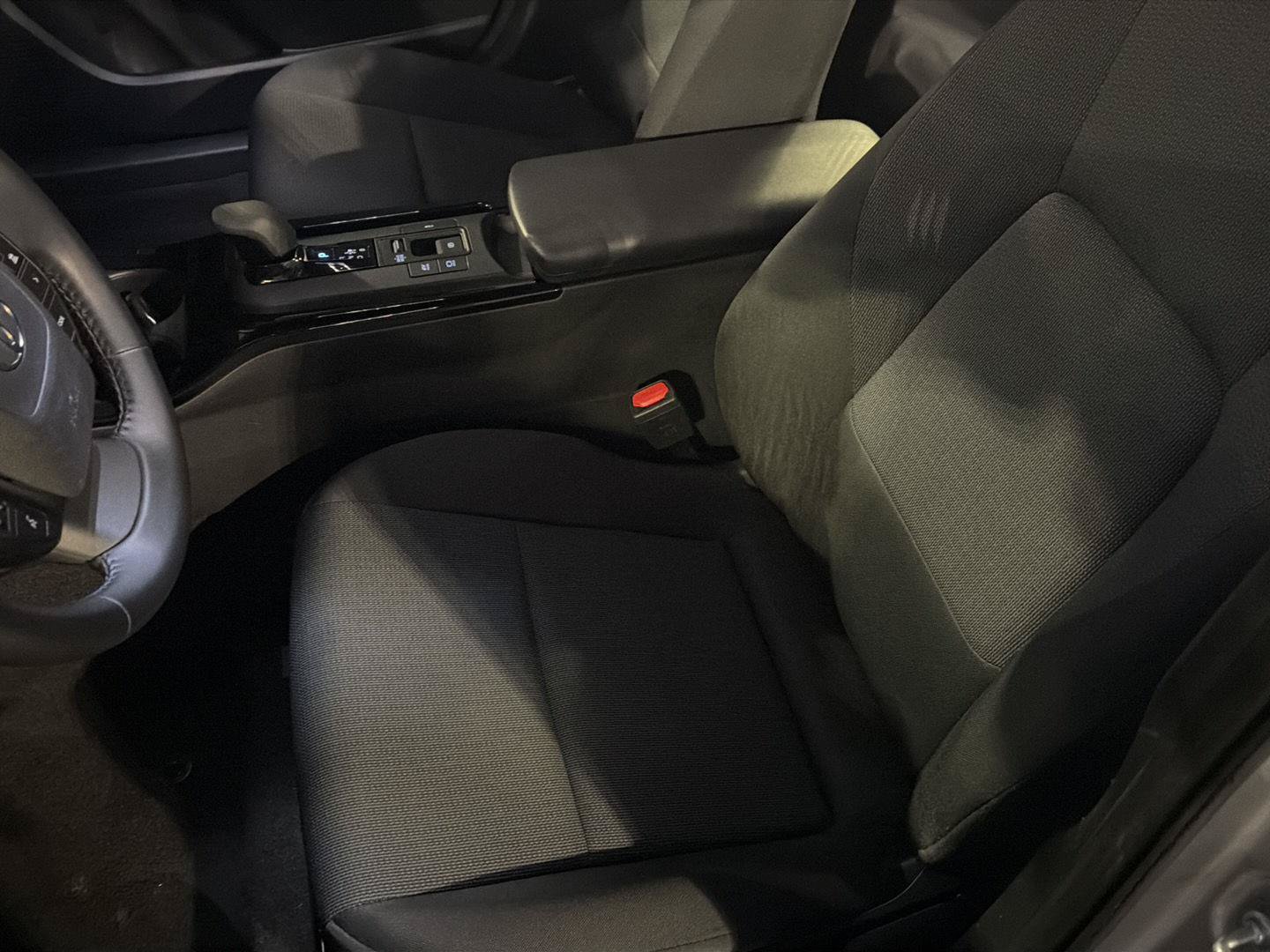Certified 2025 Toyota Prius LE FWD image 28